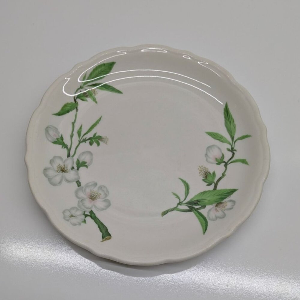 Syracuse China Dinner Plate SY124 White Flower Green Leaves Scalloped Edge USA